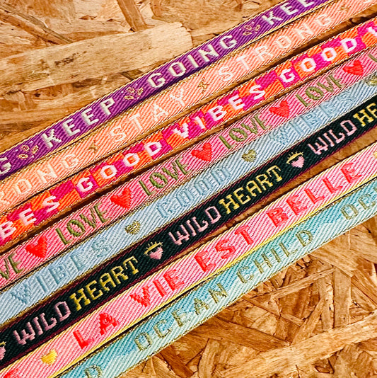 bunte Statementarmbänder mit Druckknopf & Wunschanhänger (8 verschiedene Designs)