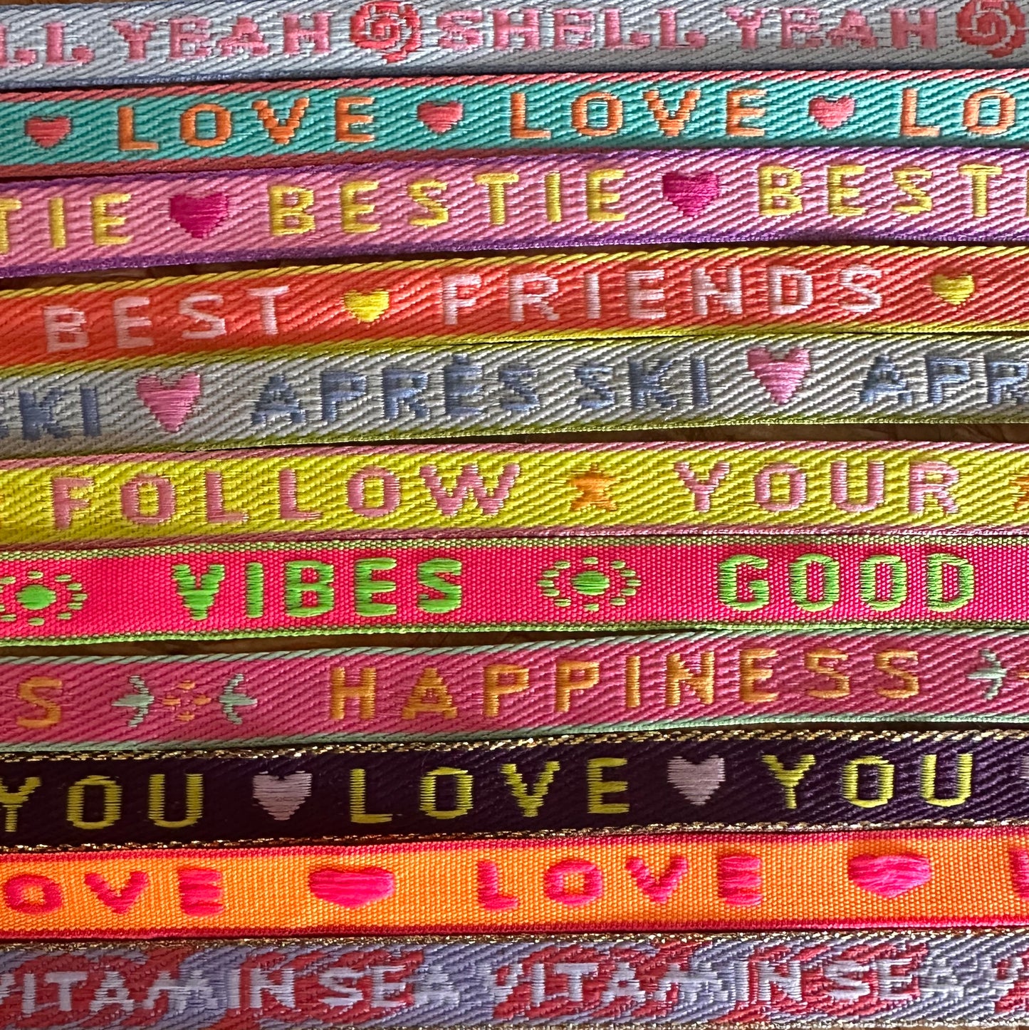 bunte Statementarmbänder mit Druckknopf & Wunschanhänger (11 verschiedene Designs)