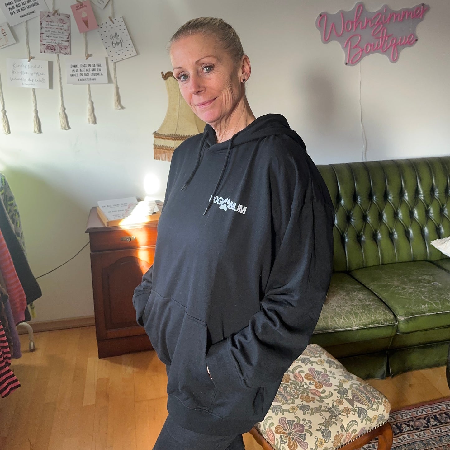 Hoodie "DOG MUM" in schwarz (oversize geschnitten)