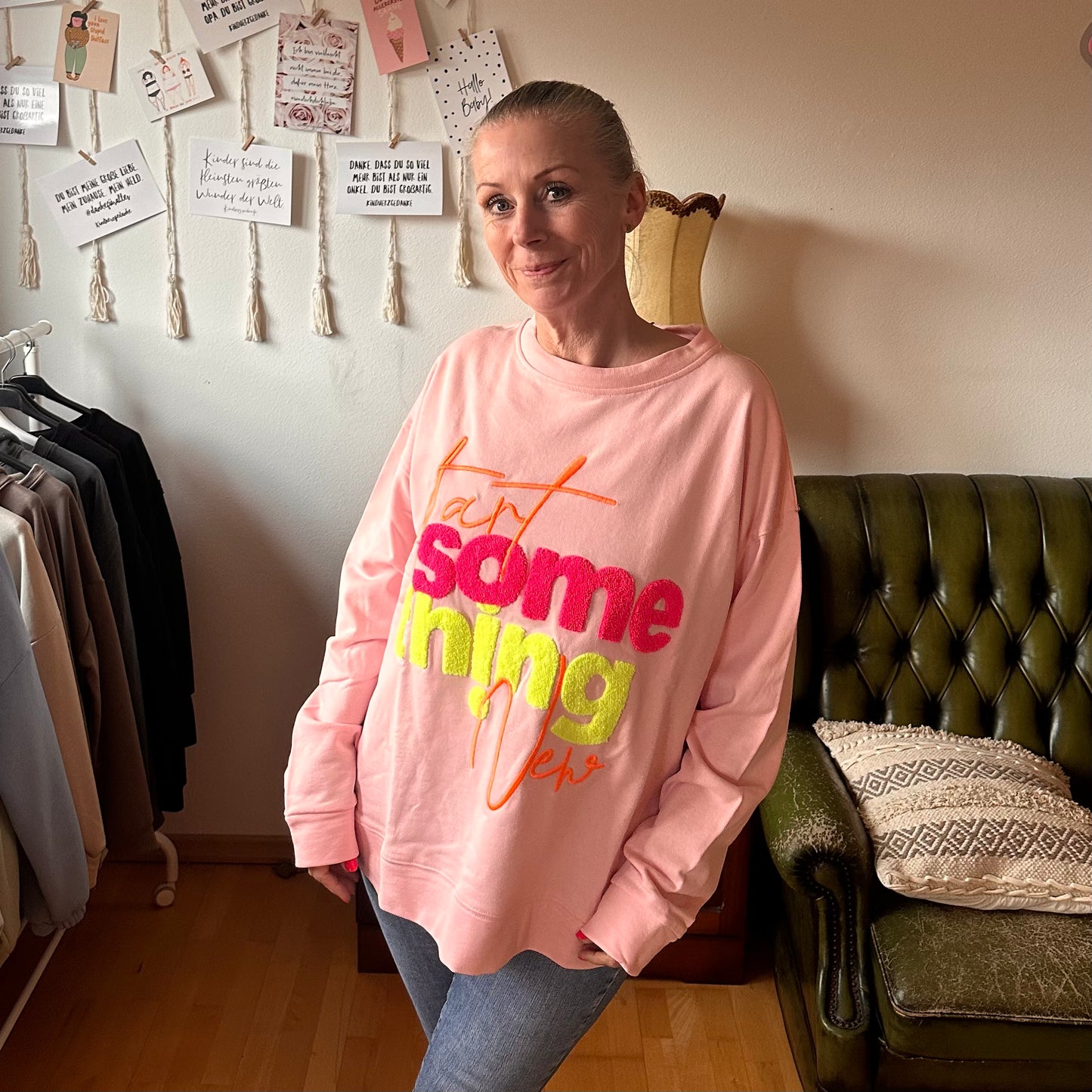 Sweater "StartSOMETHINGnew" in rosa mit NEON-Stick