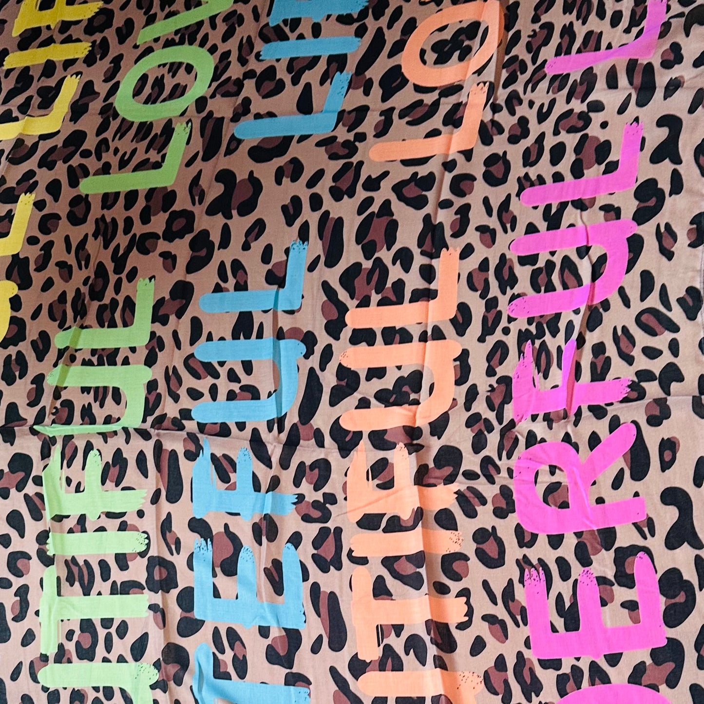 Leichtes XXL-TUCH "wonderful" (Leoprint mit bunter Schrift)