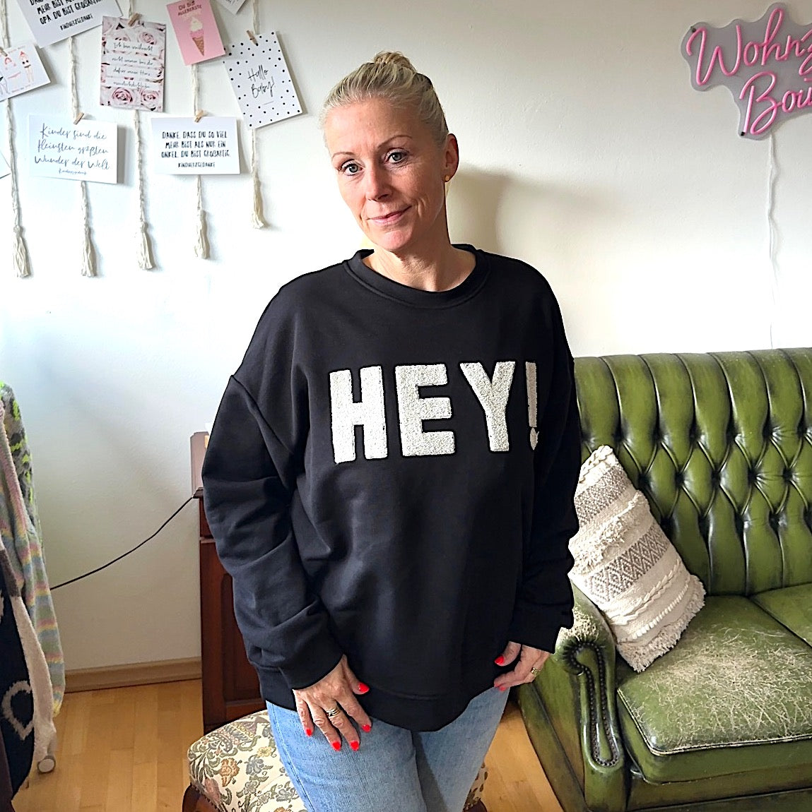 Sweater "HEY" in schwarz