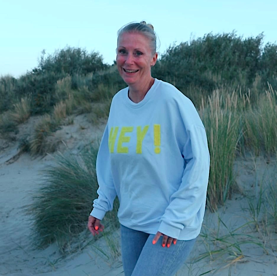 Sweater "HEY" in babyblau-gelb