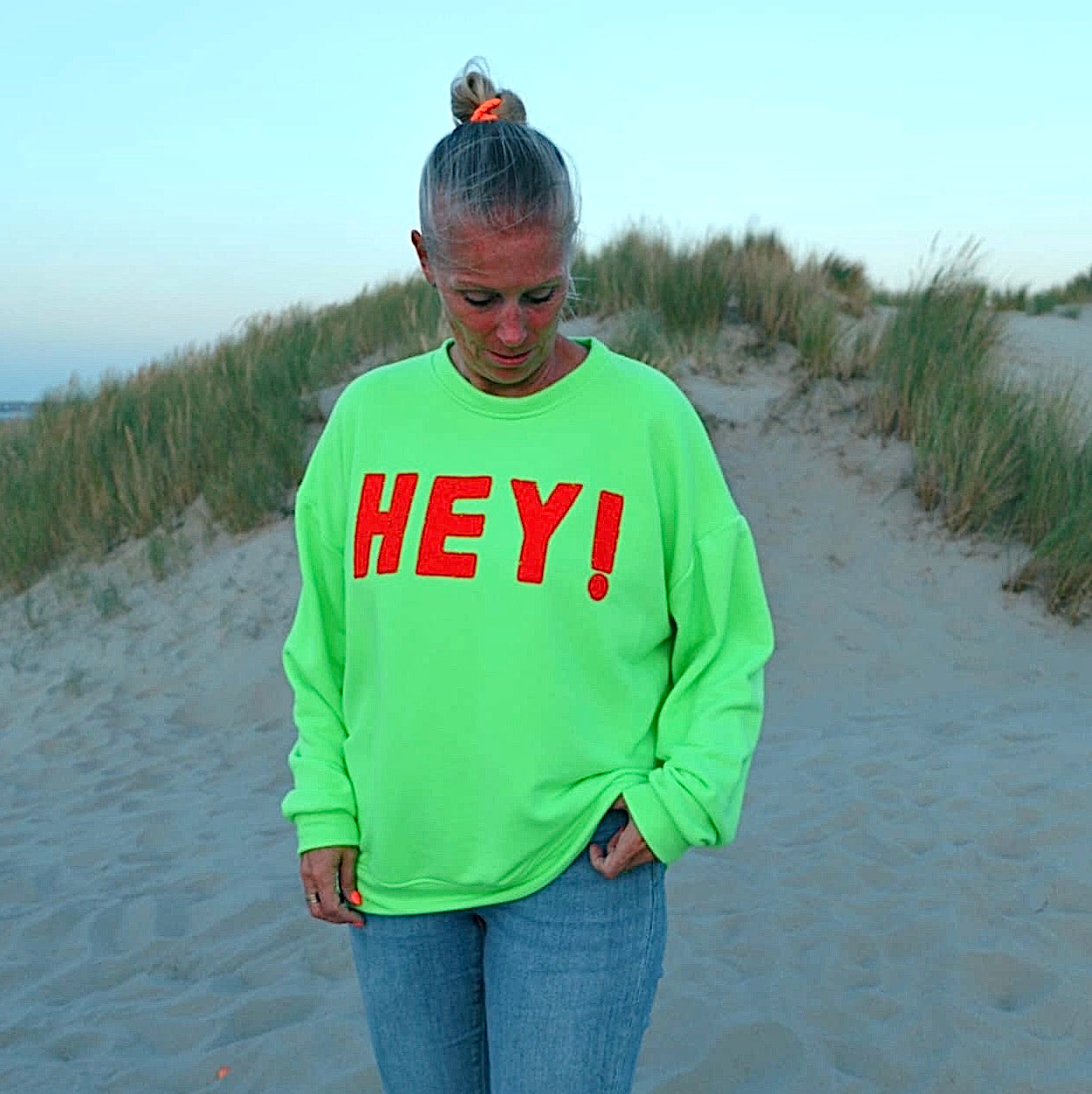 Sweater "HEY" in neongrün-rot
