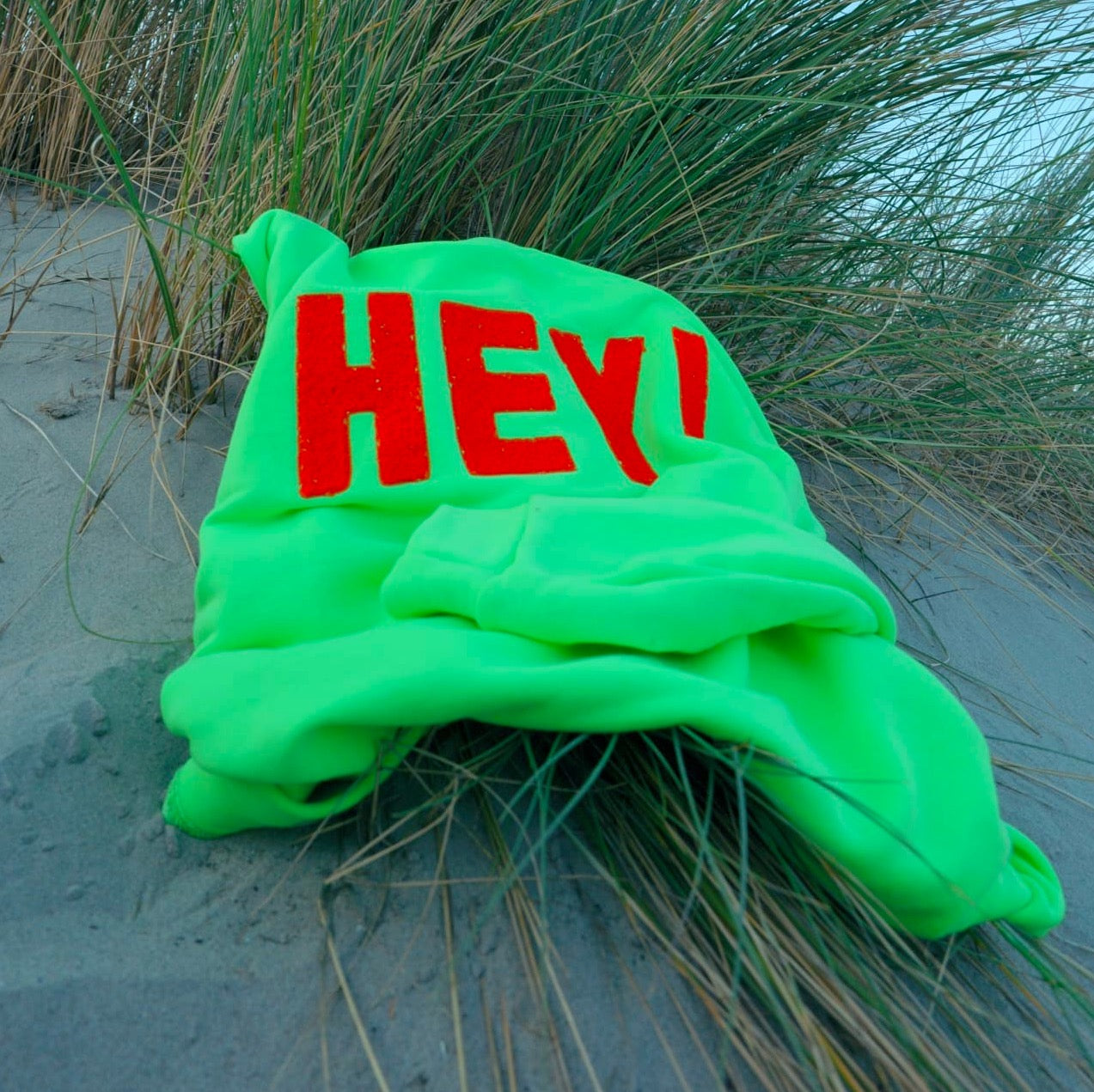 Sweater "HEY" in neongrün-rot