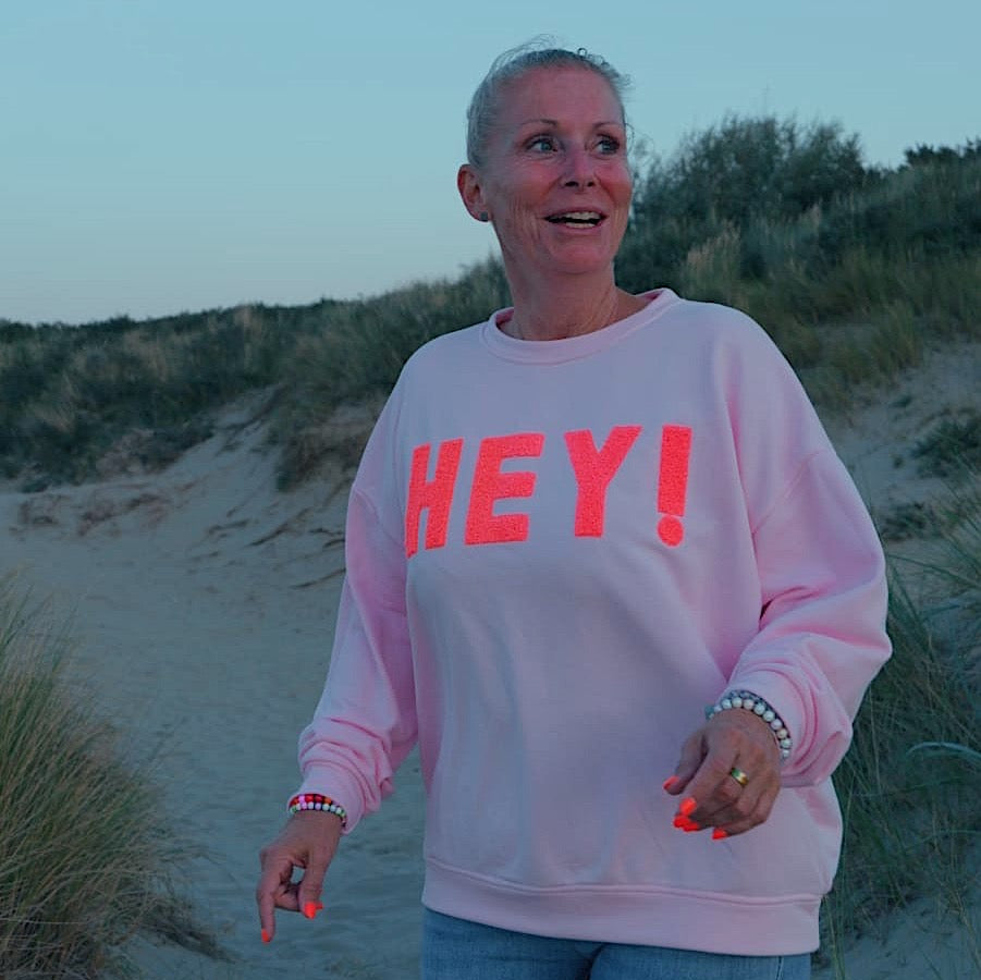 Sweater "HEY" in rosa-pink