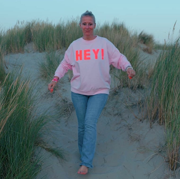 Sweater "HEY" in rosa-pink