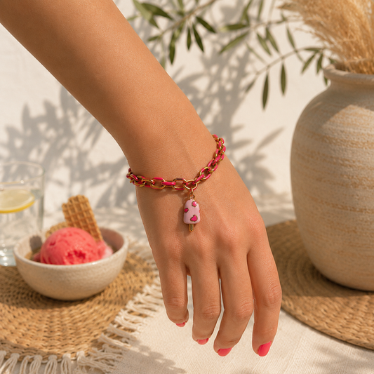 Edelstahlarmband aus Gliedern mit Farbakzent aus Emaille und Anhänger nach Wunsch. Wasserfest und ein perfektes Sommeraccessoire oder Geschenk.