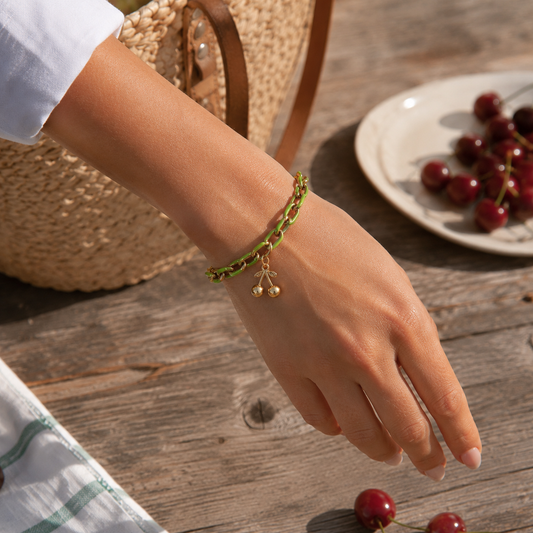 Edelstahlarmband aus Gliedern mit Farbakzent aus Emaille und Anhänger nach Wunsch. Wasserfest und ein perfektes Sommeraccessoire oder Geschenk.