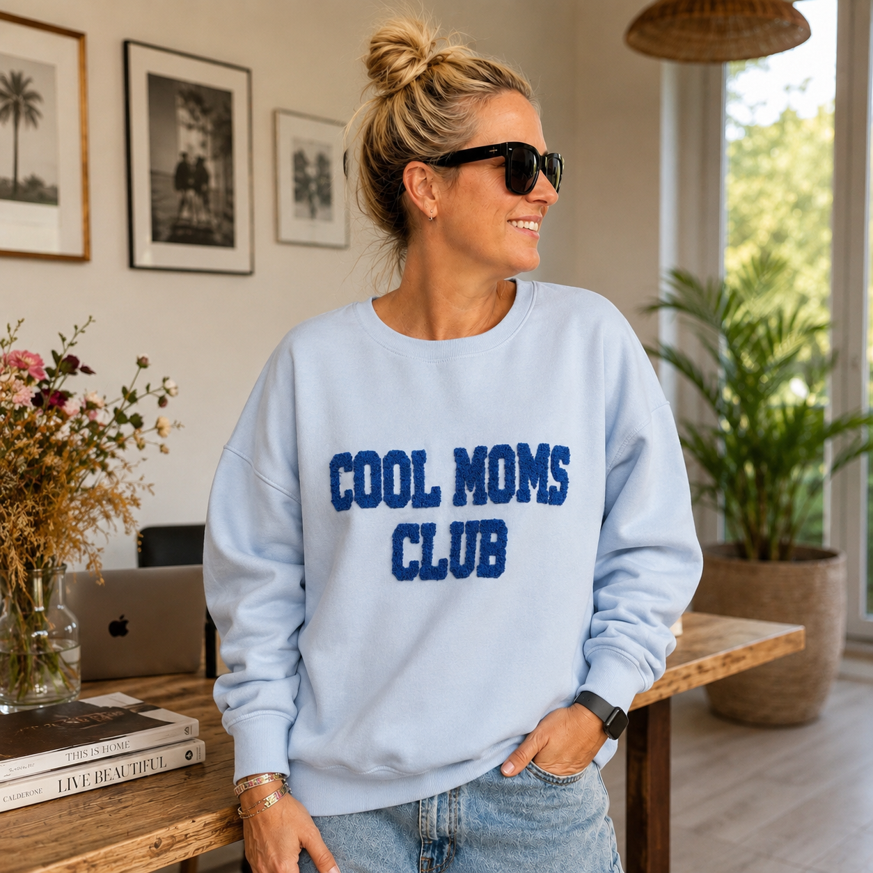 Sweater "COOL MOMS CLUB" in Hellblau
