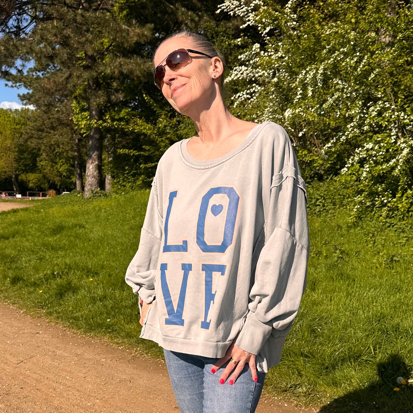 Sweater "LOVE" in blau-grau (oversize/oneSize)