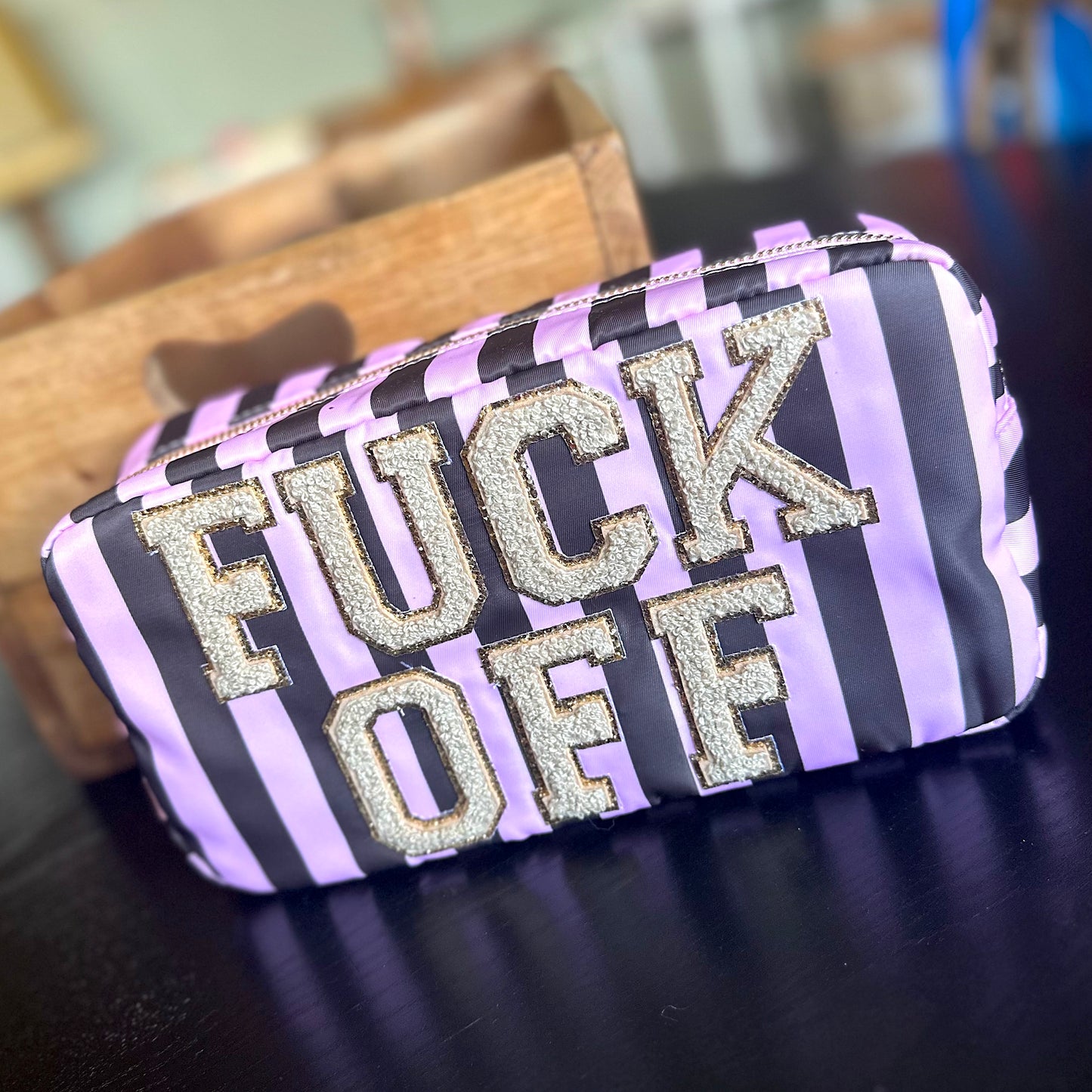 Kunterbunte Kosmetiktasche "FUCK OFF" (rosa-dunkelbraun)