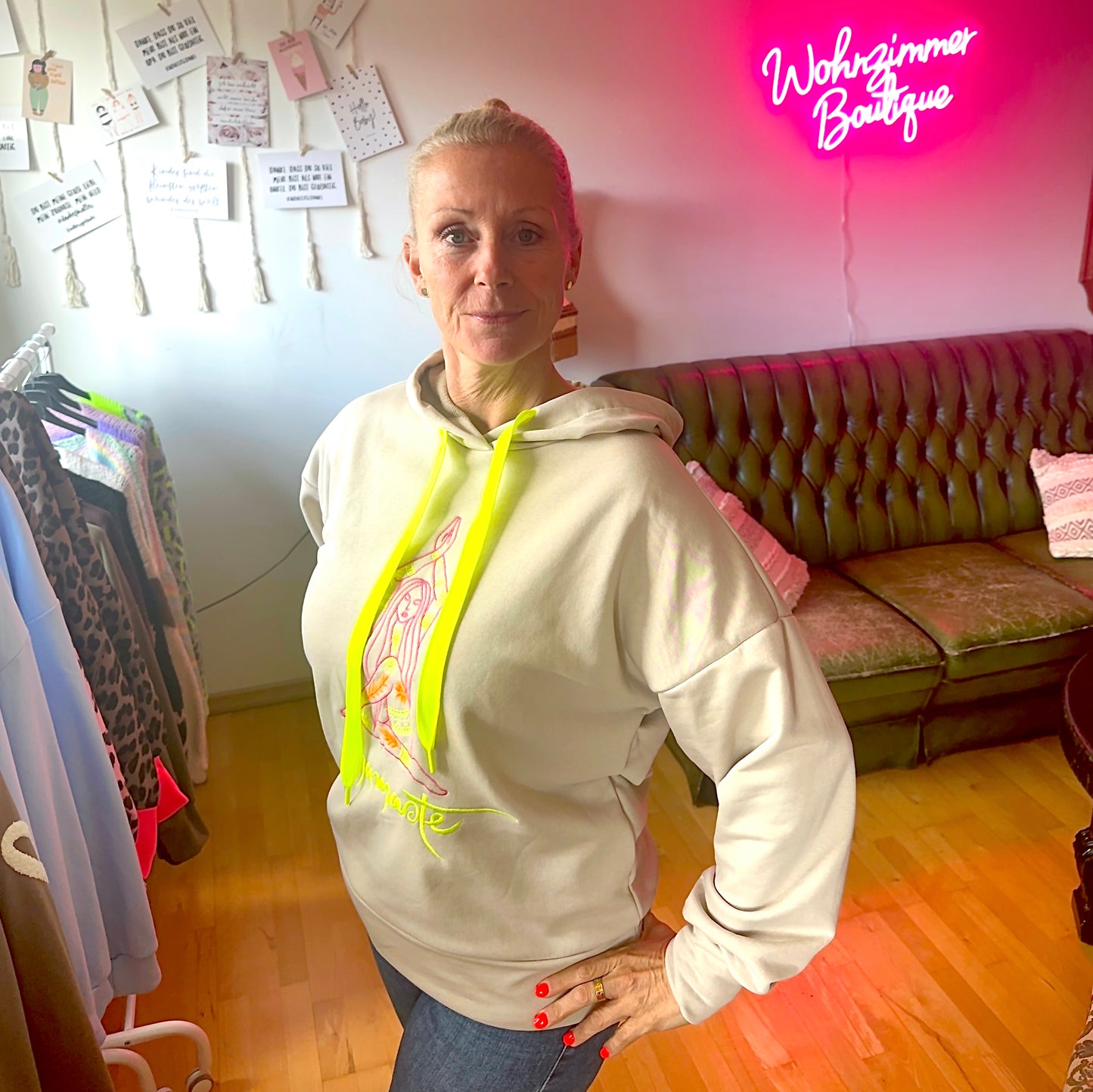Hoodie "Namaste" in beige mit NEON-Stickerei