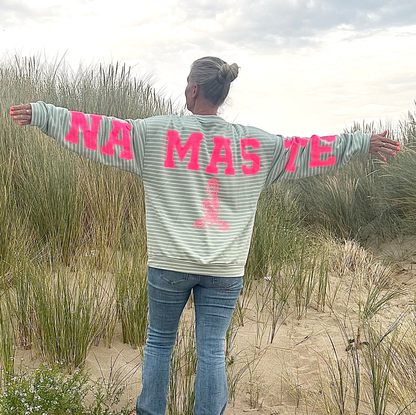 Sweater "Namaste" in lindgrün-pink