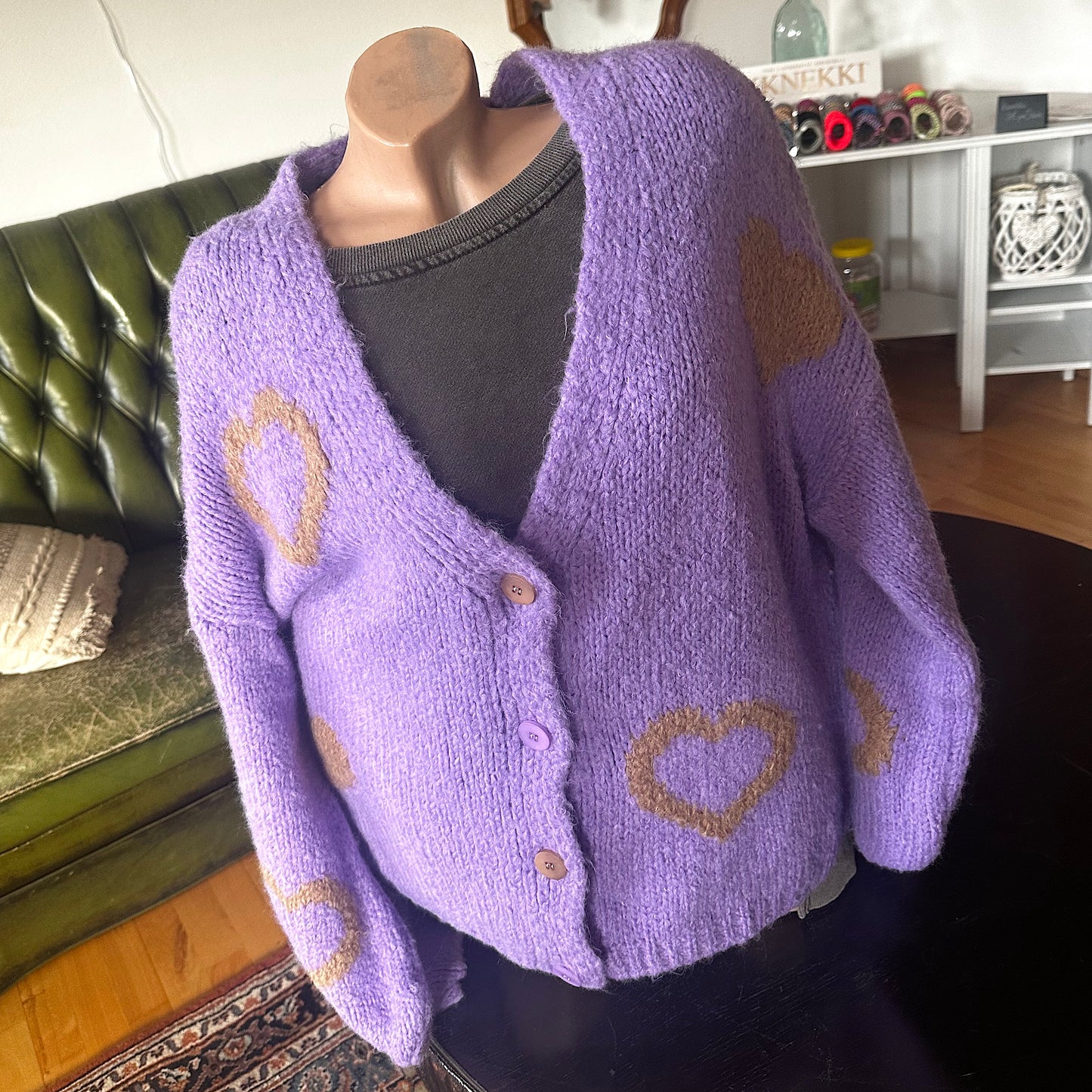 Strickjacke "COZY-LOVE" flieder/lila mit Herzen in beige/braun (oneSize)