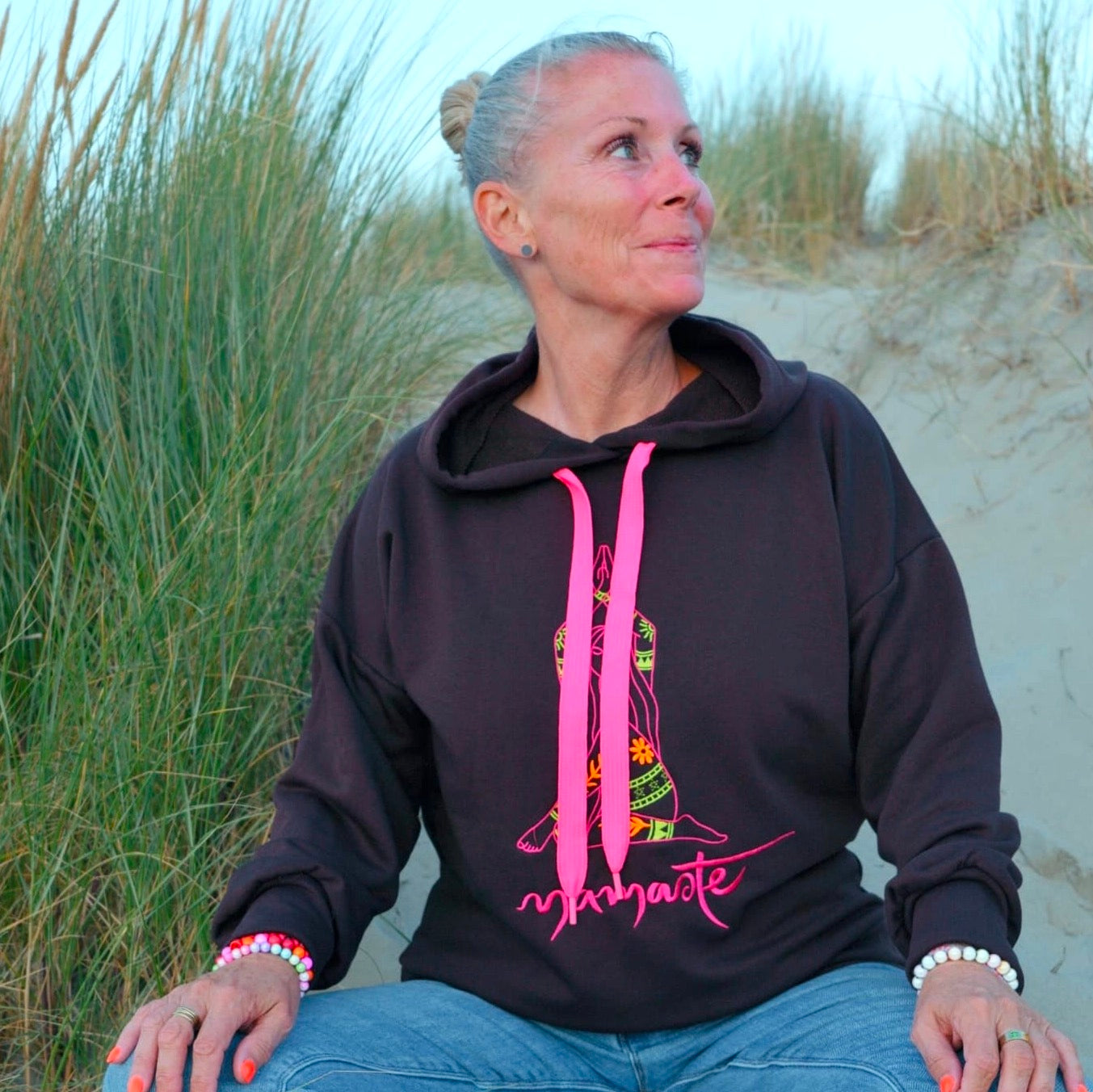 Hoodie "Namaste" in braun mit NEON-Stickerei