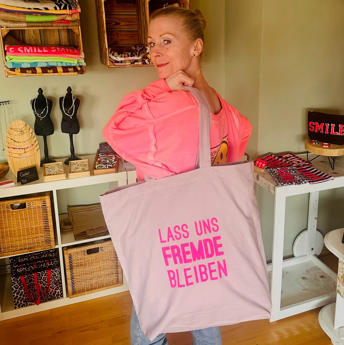Statementtasche "FREMDE" Flieder mit NEON-Print