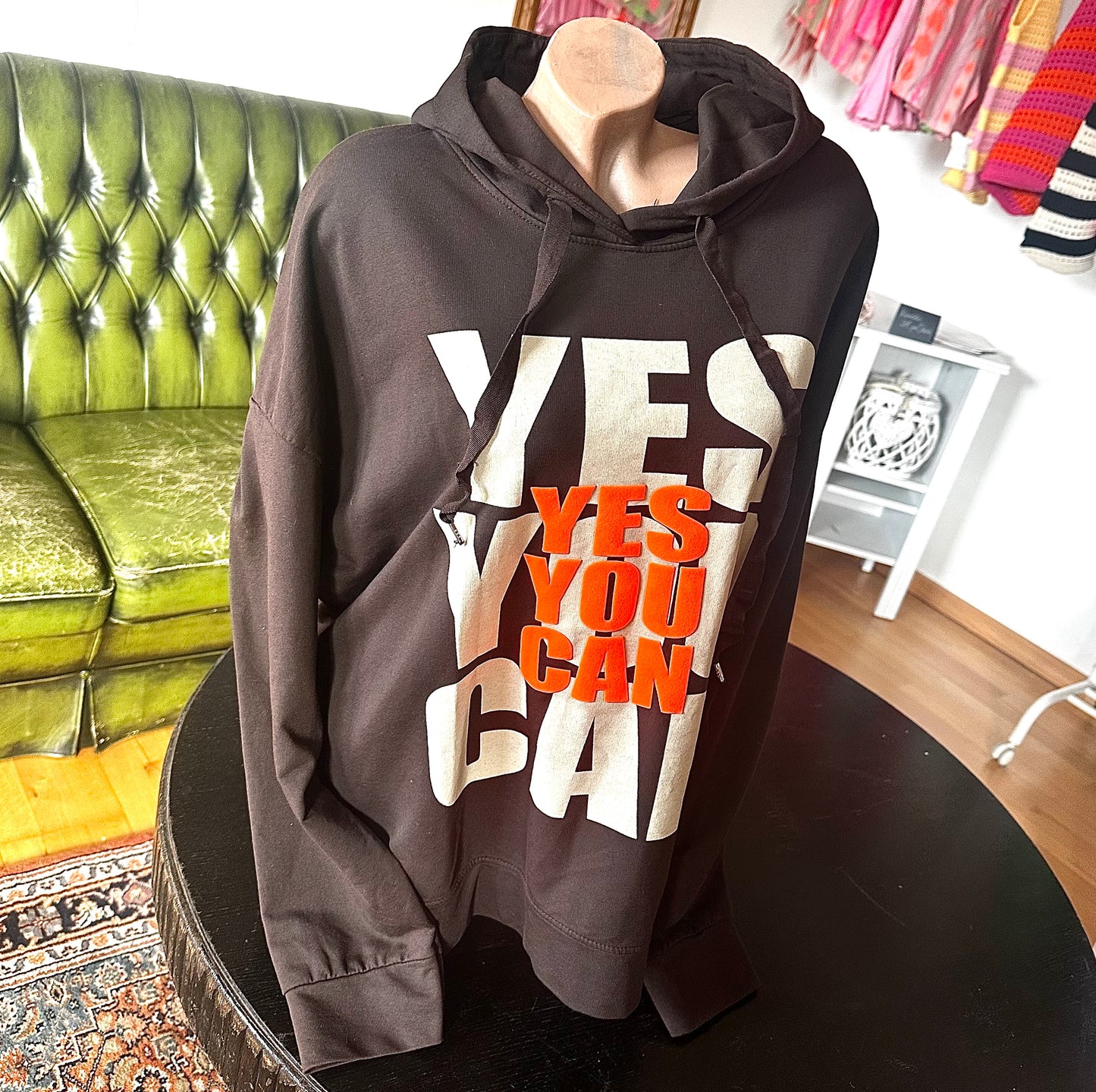Leichter Hoodie "YES YOU CAN" in braun mit NEON-PRINT in orange
