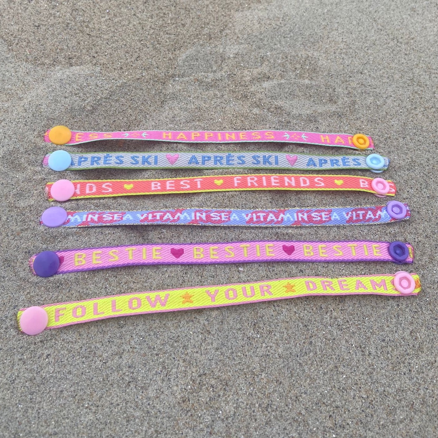 bunte Statementarmbänder mit Druckknopf (6 verschiedene Designs)