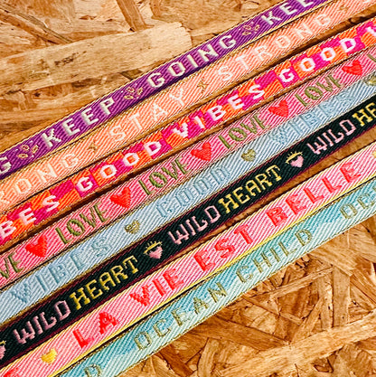 bunte Statementarmbänder mit Druckknopf (8 verschiedene Designs)