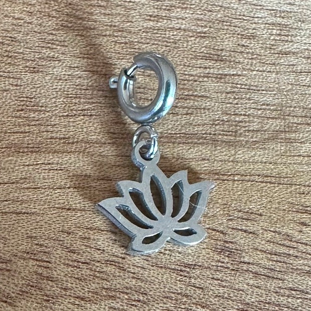 Charm "Lotusblume" (in Gold oder Silber)
