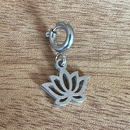 Charm "Lotusblume" (in Gold oder Silber)