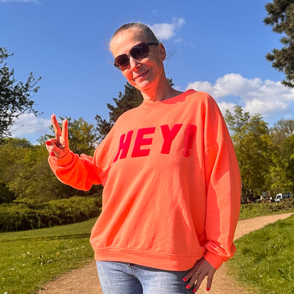 Sweater "HEY" in neon-peach