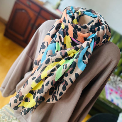 Leichtes XXL-TUCH "wonderful" (Leoprint mit bunter Schrift)