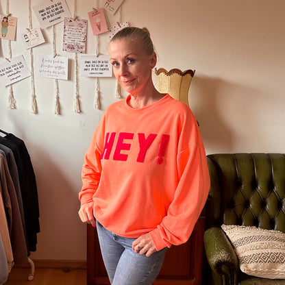 Sweater "HEY" in neon-peach