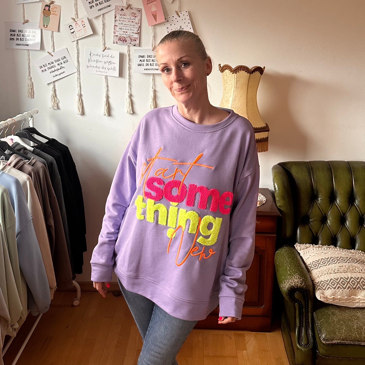 Sweater "StartSOMETHINGnew" in lila mit NEON-Stick