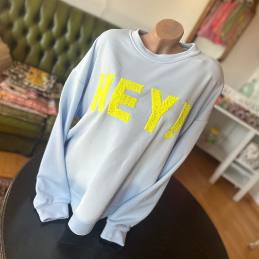 Sweater "HEY" in babyblau-gelb