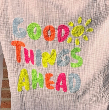 Musselinbluse mit Neon-Stick "good things ahead" (oneSize)