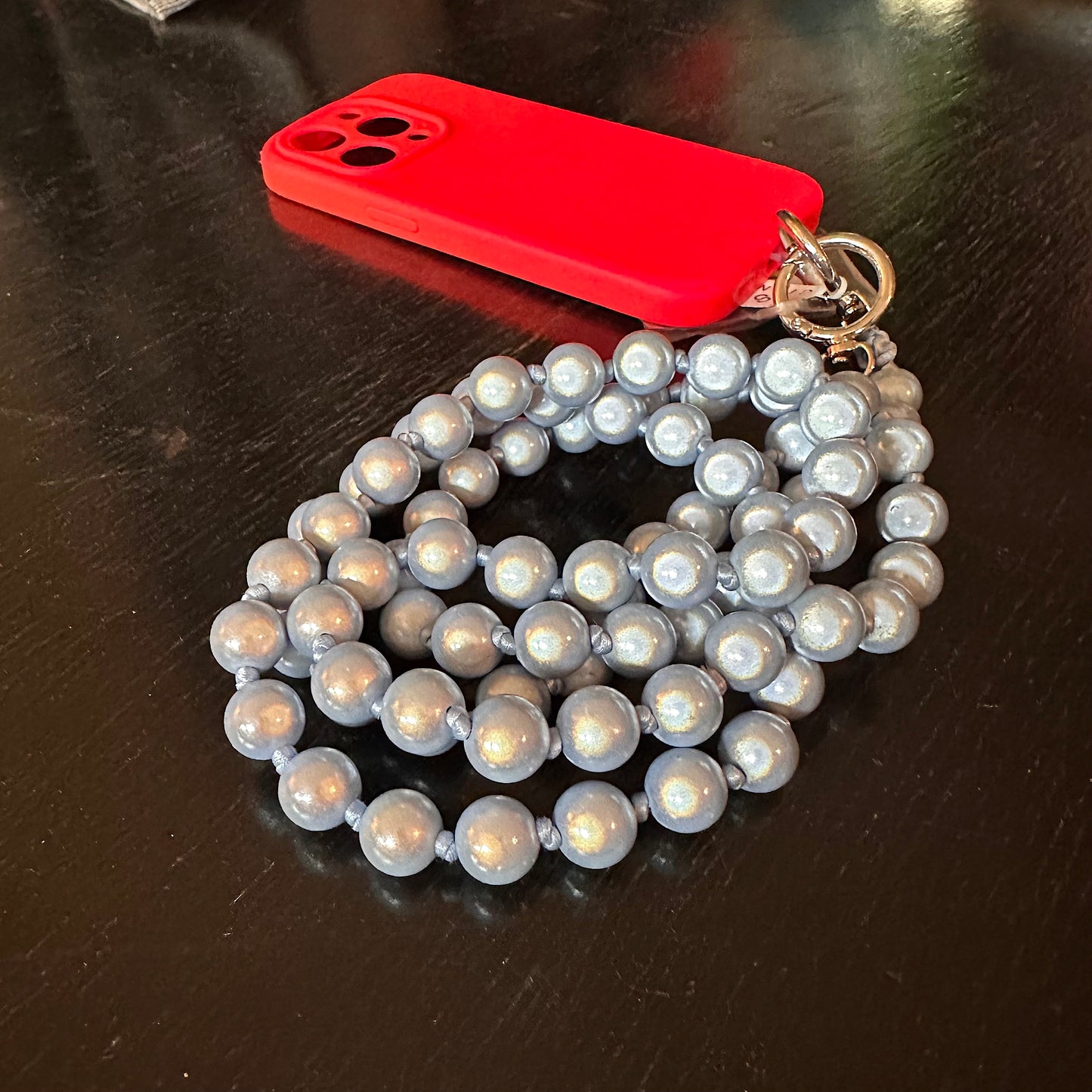 Handykette aus reflektierenden 3D Perlen (hellblau)