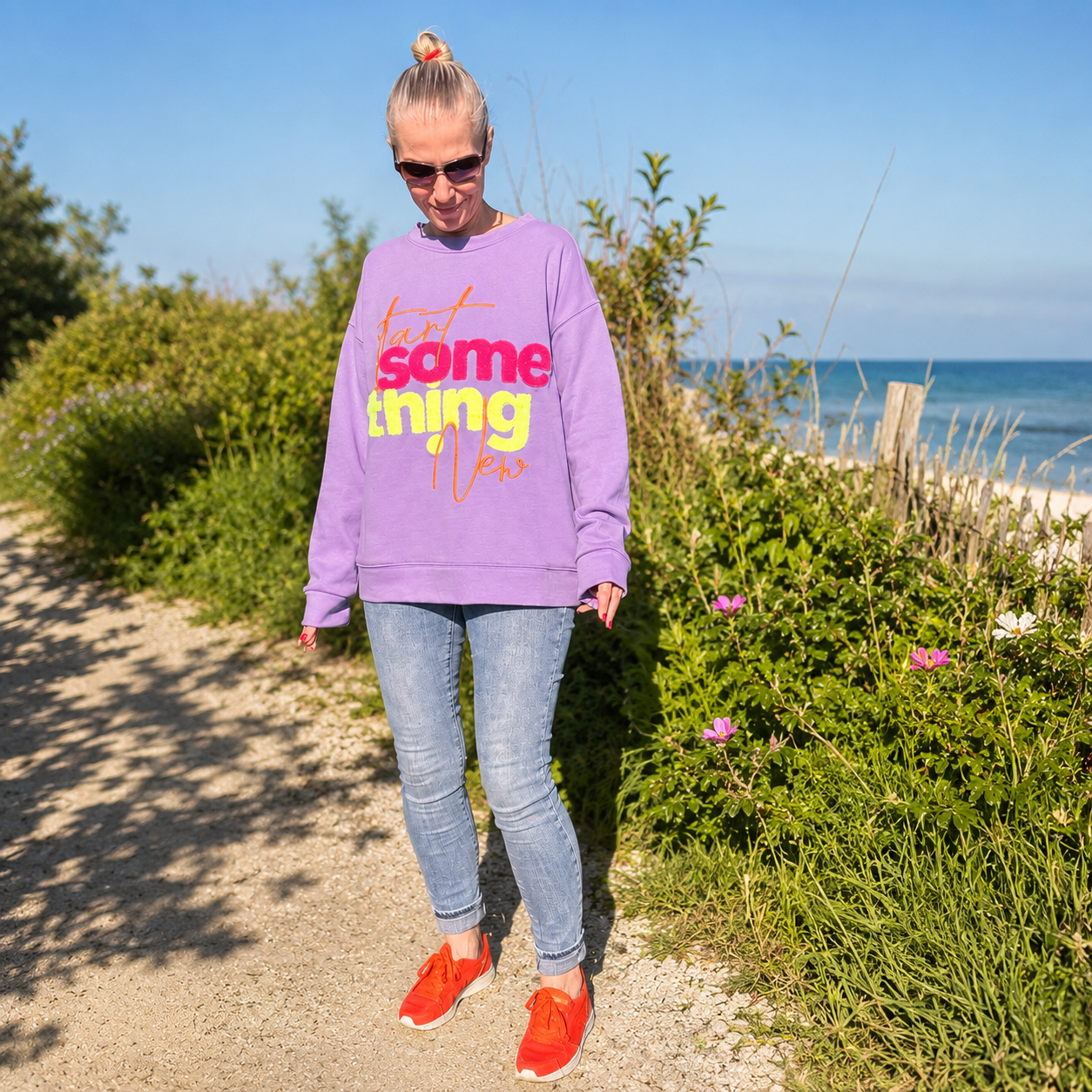 Sweater "StartSOMETHINGnew" in lila mit NEON-Stick