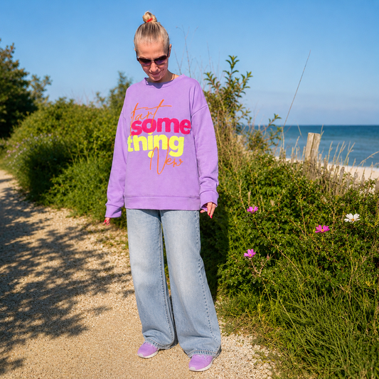 Sweater "StartSOMETHINGnew" in lila mit NEON-Stick