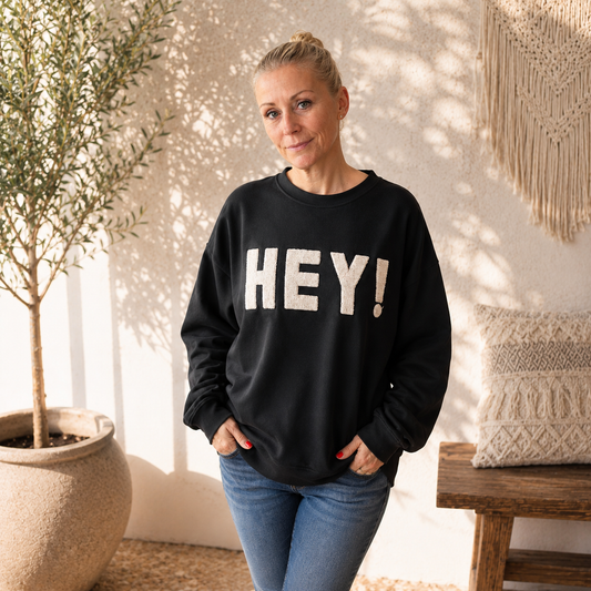 Sweater "HEY" in schwarz