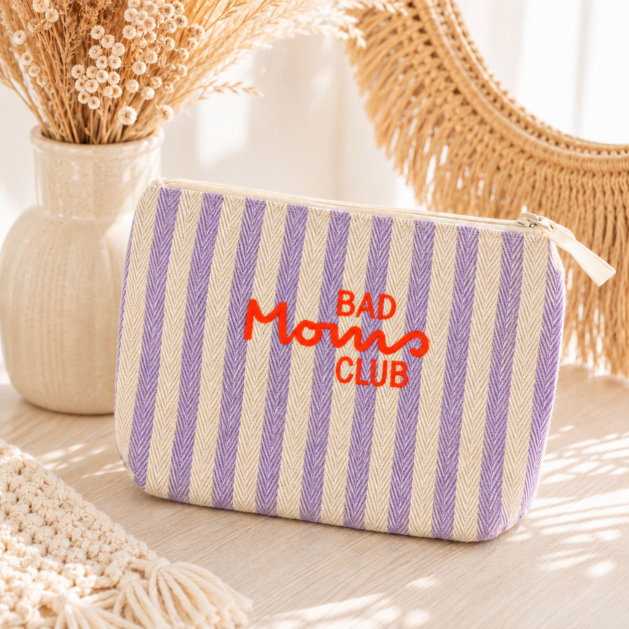 Stylische Kosmetiktasche mit dem Statement „BAD MOMS CLUB“. Perfekt für Make-up, Reiseutensilien und kleine Alltagshelfer. Der Aufdruck ist in verschiedenen Farben erhältlich und macht jede Tasche zu einem persönlichen Lieblingsstück.