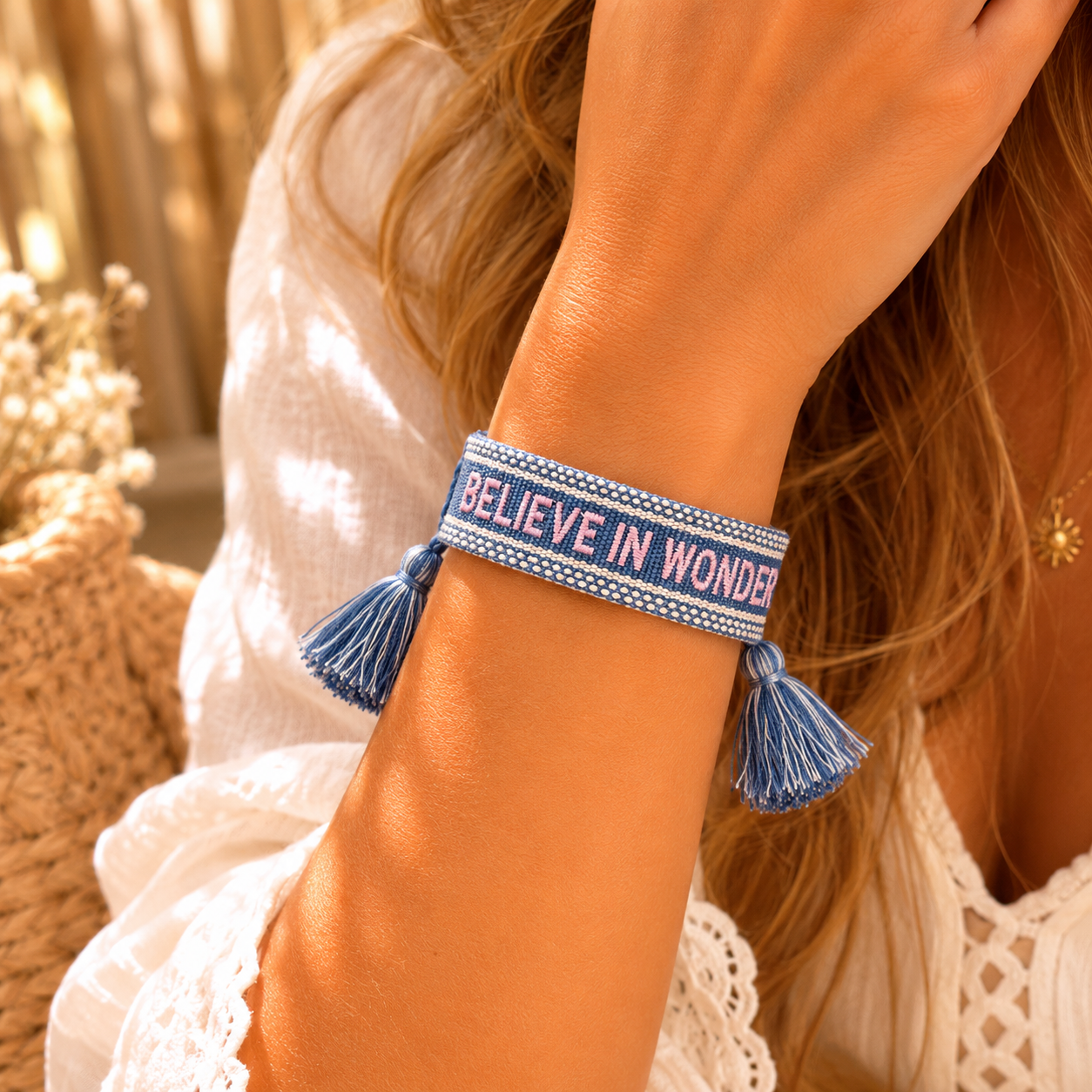 Blaues, verstellbares Boho-Armband ‚BELIEVE IN WONDER‘  sommerlicher Boho-Look