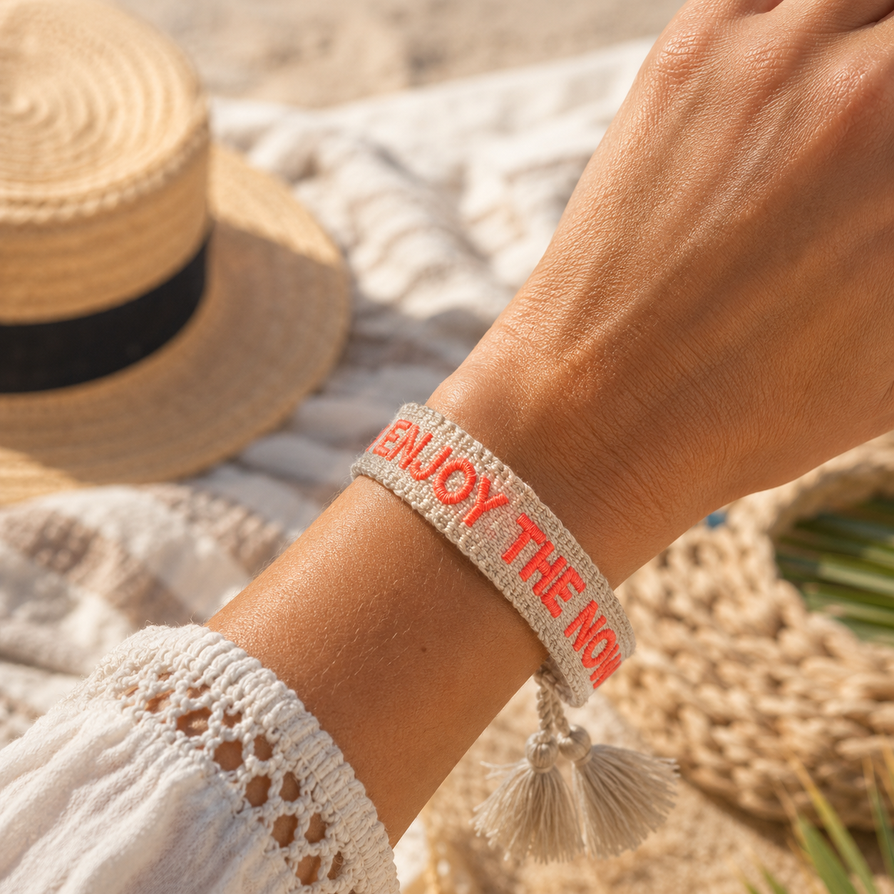 Beiges, verstellbares Boho-Armband mit Neon Schriftzug ‚ENJOY THE NOW‘  sommerlicher Boho-Look