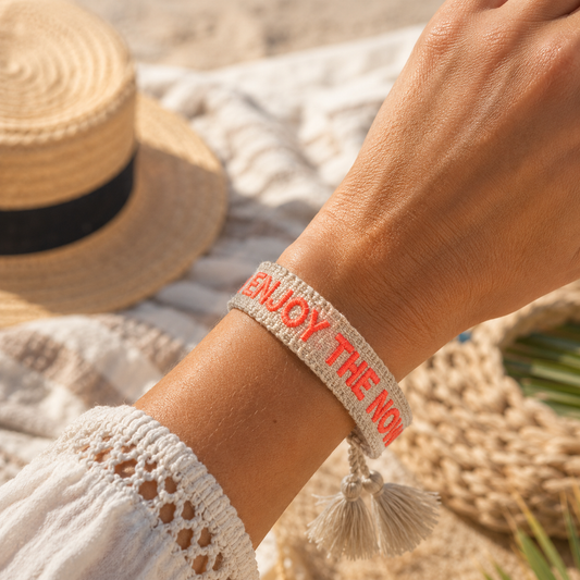 Beiges, verstellbares Boho-Armband mit Neon Schriftzug ‚ENJOY THE NOW‘  sommerlicher Boho-Look