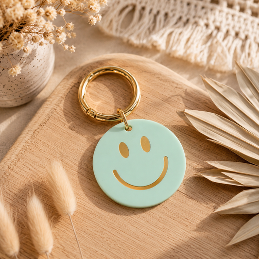 runder Smilie-schlüsselanhänger in mint und goldfarbenem Ring. Perfekt als Geschenkidee.