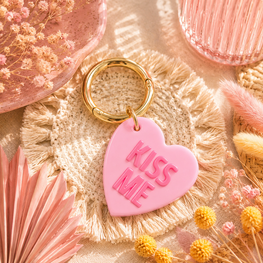  Rosa schlüsselanhänger in Herzform und mit KISS ME Schriftzug in Rosa. Perfekt als Geschenkidee.