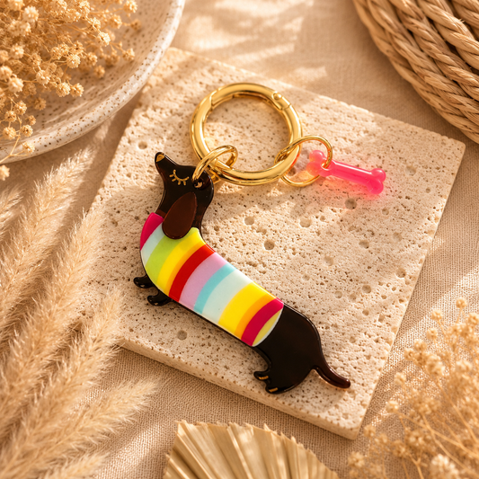 Dackel schlüsselanhänger mit Gold und bunt. Perfekt als Geschenkidee.