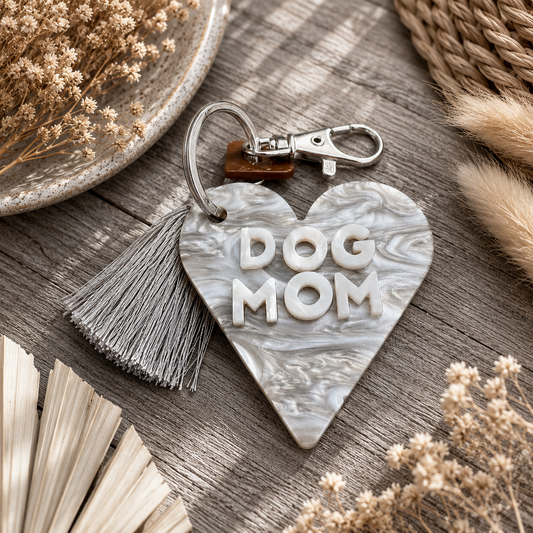 Schlüsselanhänger in Herzform und mit DOG MOM Schriftzug. Perfekt als Geschenkidee.