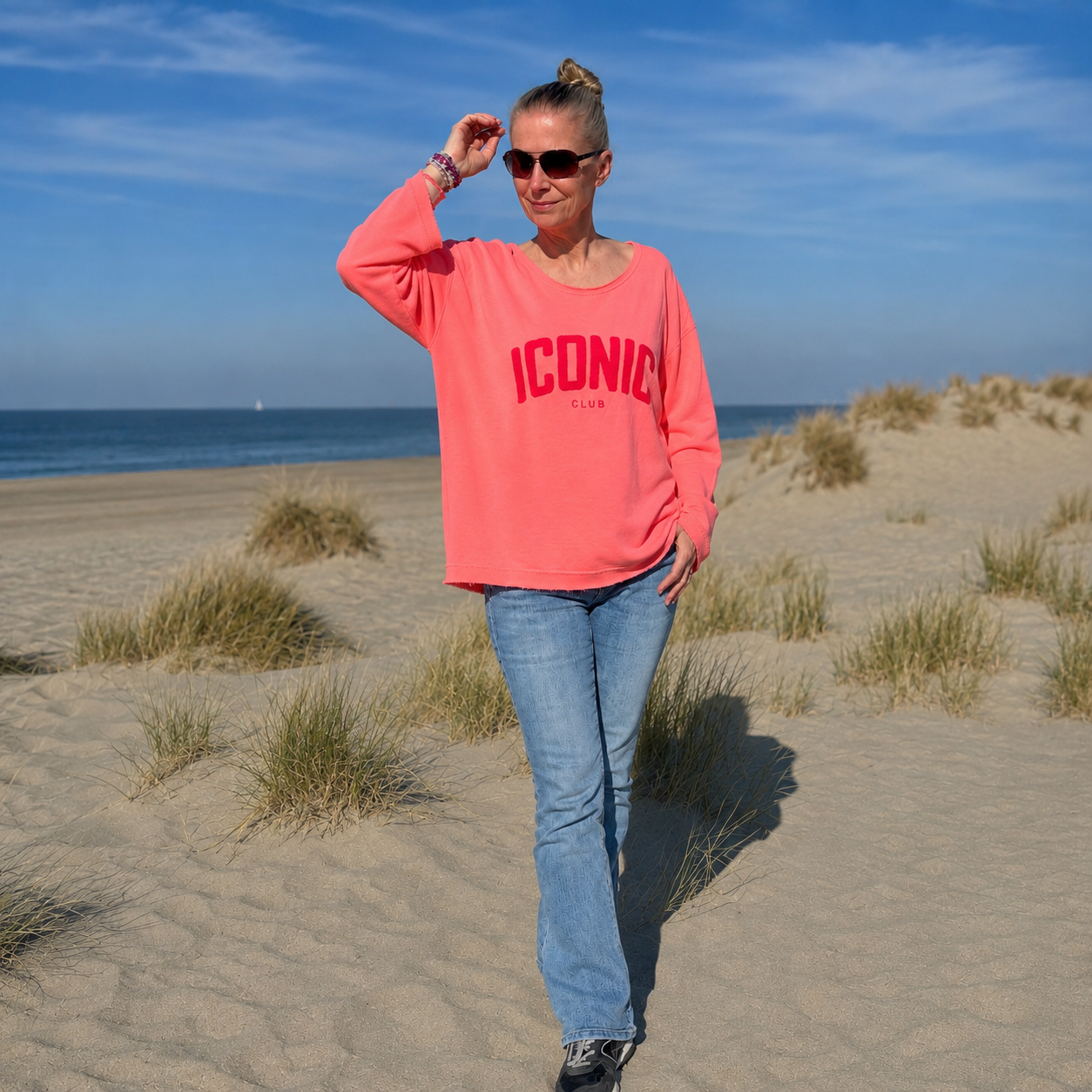 Iconic Sweater in neon Koralle. Perfekt für den Sommer. Ein echter Hingucker.
