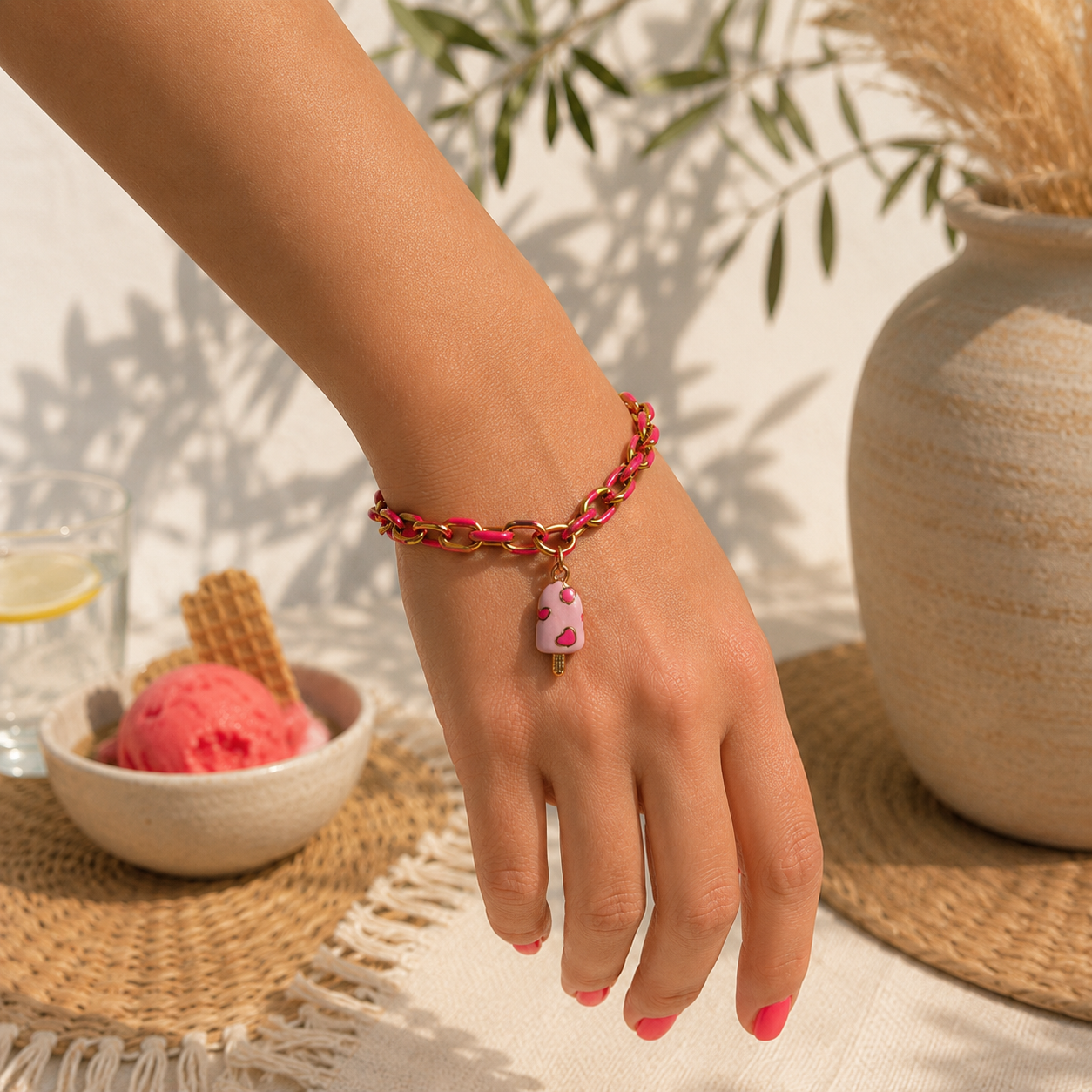 Edelstahlarmband aus Gliedern mit Farbakzent aus Emaille und Anhänger nach Wunsch. Wasserfest und ein perfektes Sommeraccessoire oder Geschenk.