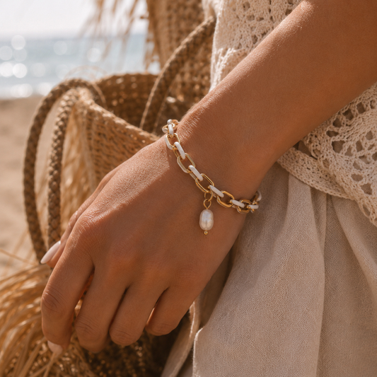 Edelstahlarmband aus Gliedern mit Farbakzent aus Emaille und Anhänger nach Wunsch. Wasserfest und ein perfektes Sommeraccessoire oder Geschenk.