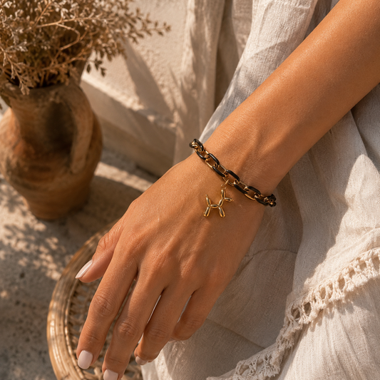 Edelstahlarmband aus Gliedern mit Farbakzent aus Emaille und Anhänger nach Wunsch. Wasserfest und ein perfektes Sommeraccessoire oder Geschenk.