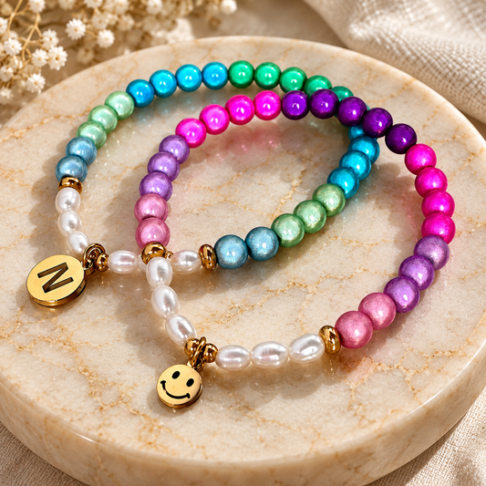 schimmernde 3d Armbänder mit Süßwasserperlen und Smiley oder Buchstabenanhänger aus Edelstahl.