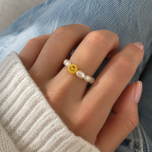 elastischer Ring aus Süßwasserperlen und mit gelbem Smiley.